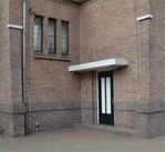 Een zijdeur met een stevige betonnen luifel daar boven
<br/>
Richard Keijzer, 2015-07-23